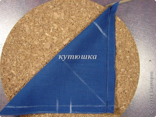 вырезаете квадрат из ткани любого размера, у меня 15*15см,
отступаете от каждой из сторон по 1см , отчерчиваете, складываете квадрат по диагонали,
в правом верхнем углу отмечаем УШКИ,
внизу делим строчку пополам и отступаем немножко вправо..
Сначала по правой стороне прокладываем строчку....
(фото 6)