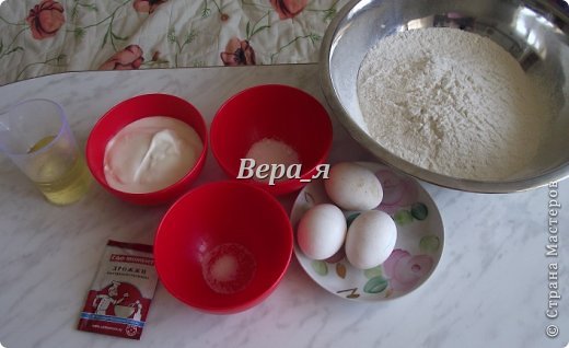 Для приготовления кулебяки нам понадобится:
- для теста:
ВНИМАНИЕ! Все продукты должны быть КОМНАТНОЙ температуры!!!
1. дрожжи свежие - 25 гр. (я брала 1 пакетик сухих - 11 гр.)
2. сахар - 2 ч.л.
3. соль - 1 ч.л.
4. сметана - 200гр.
5. яйцо - 3шт.
6. растительное масло - 100 мл.
7. мука - 500гр. (Айнур указала приблизительное количество, у меня ушло 550гр.)
- для начинки:
1. рыба (филе) - 1 кг.
2. лук - 2шт.
3. соль/перец (фото 2)