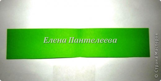 Из оставшегося обрезка листа крыши можно сделать трубу. Сложите эту полоску бумаги пополам. (фото 53)