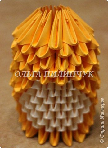 14 ряд - 12 оранжевых модулей. Аккуратно сужаем верх туловища, уменьшая отверстие. Туловище готово! (фото 22)