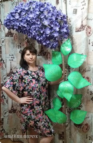 Высота стойки 2.20 м. Стойку можно ставить на улице в любую погоду, не боится дождя и солнца. Ветка сделана из изолона, проволоки, металлопластиковой трубы.
